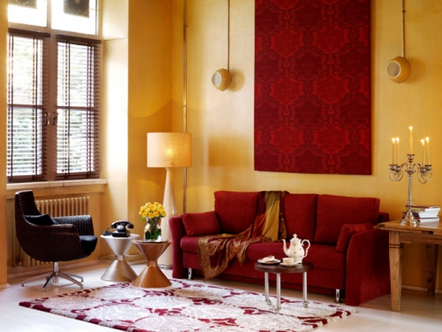 Sala con decoración cálida, madera y textiles naturales