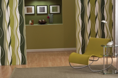Rincón interior con plantas y materiales naturales