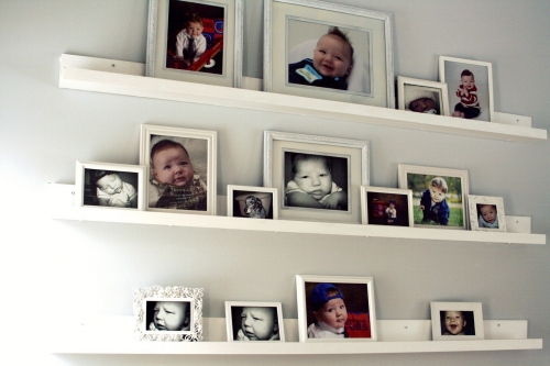 Galería de fotografías colocada sobre repisas