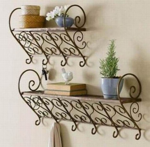Repisas metálicas con soportes decorativos