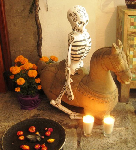 Calaveras decorativas para una ofrenda de Día de Muertos