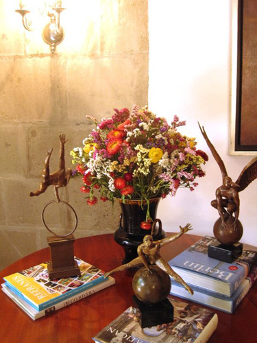 Arreglo otoñal con flores secas y frutos