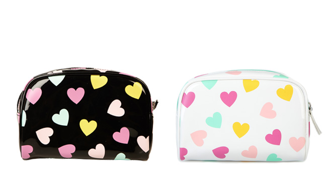 14 Regala a tus amigas estas lindas cosmetiqueras para que guarden sus cosm&eacute;ticos favoritos. Son de FOREVER 21 www.forever21.com