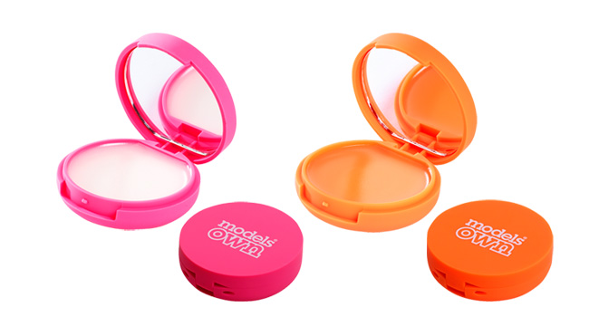 Regala a tus amigas los deliciosos y humectantes lips balms con aroma a coco, sand&iacute;a y durazno. Son de MODELS OWN www.modelsownit.com