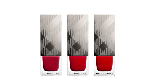 Luce unas manos muy sexys usando alguno de los Nail Polish de BURBERRY www.burberry.com