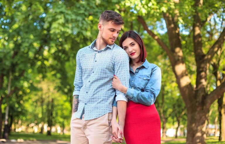 Mujer que elige ropa para fortalecer su confianza personal