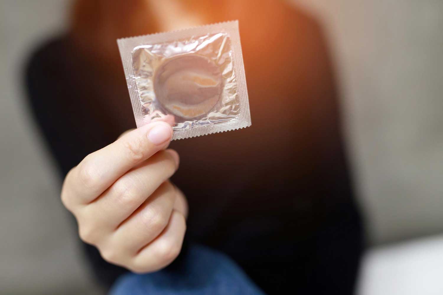 Cómo usar el condón correctamente y hablarlo sin romper el momento