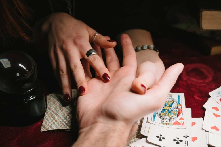 Quiromancia básica: cómo leer las líneas de la mano