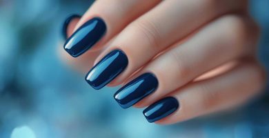Azul medianoche en las uñas: ideas para llevar un tono vibrante